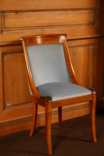 Chaise  en bois de hêtre à dos incurvé.