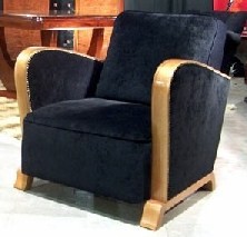 Fauteuil recouvert de velours.