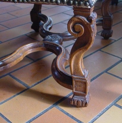 tabouret bas pied en noyer sculpt de volutes louis XIV